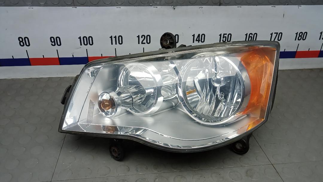 фара левая Chrysler Voyager 5 поколение 2008, 2.8 л., дизель, АКПП, минивэн - фото №1