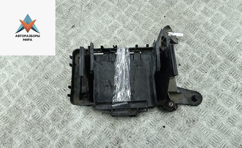 короб предохранителей Volkswagen Golf 5 поколение 2006, 1.6 л., бензин, МКПП, чёрный, хетчбэк 5 дв. - фото №1