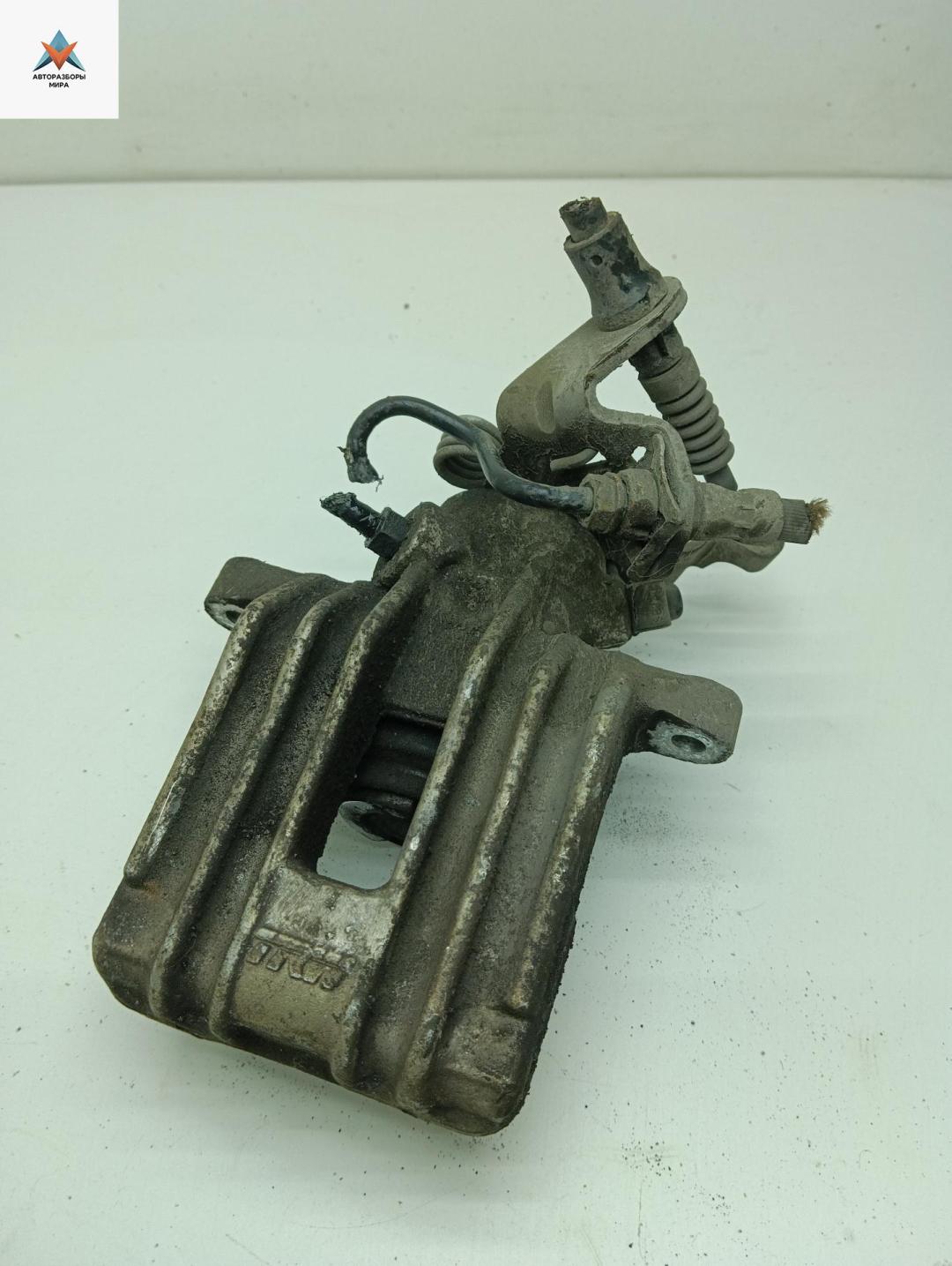 суппорт задний левый Volkswagen Golf 5 поколение 2006, 1.6 л., бензин, МКПП, чёрный, хетчбэк 5 дв. - фото №1