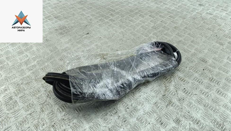 Уплотнитель крышки (двери) багажника Volkswagen Passat B6 2006, 2.0 л., дизель, МКПП, серый, универсал - фото №1