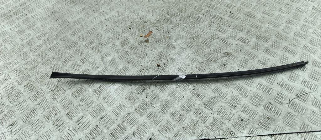 молдинг лобового стекла Volkswagen Passat B6 2006, 2.0 л., дизель, МКПП, серый, универсал