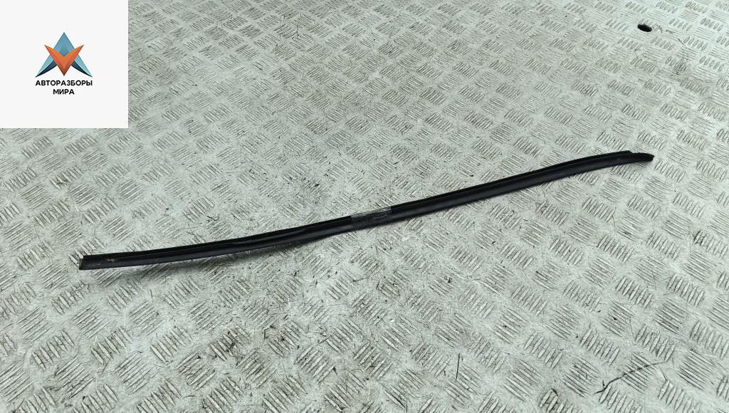 молдинг лобового стекла Volkswagen Passat B6 2009, 2.0 л., дизель, МКПП, синий, универсал - фото №1