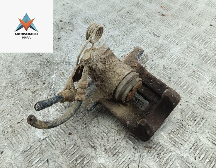 суппорт задний правый Audi A4 B5 1997, 2.6 л., бензин, МКПП, красный, седан - фото №1