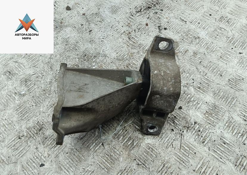 кронштейн КПП Audi A6 4B/C5 1998, 1.9 л., дизель, МКПП, чёрный, седан - фото №1