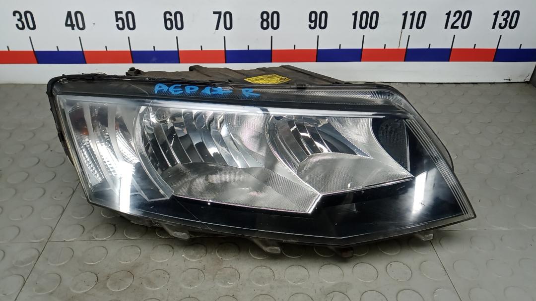 фара правая Skoda Octavia 3 поколение (A7) 2013, 1.6 л., дизель, АКПП, универсал, 5E2941018 - фото №1