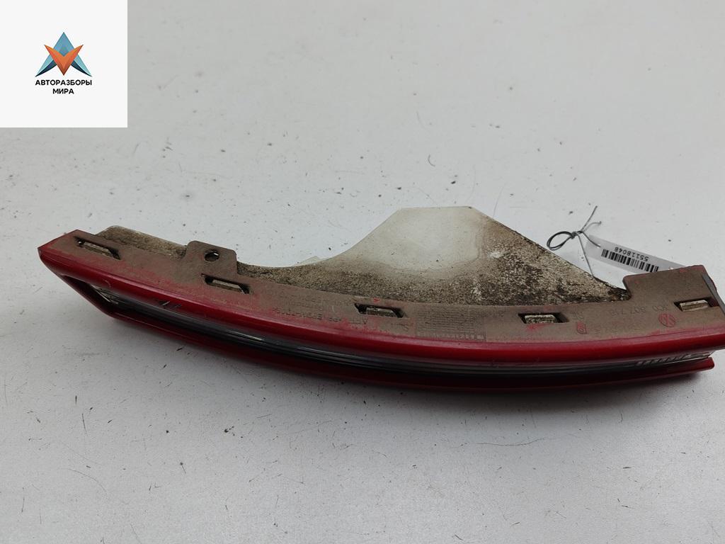 Поворотник (указатель поворота) правый Volkswagen Passat B6 2006, 2.0 л., дизель, МКПП, красный, универсал, 3C0953042 - фото №1