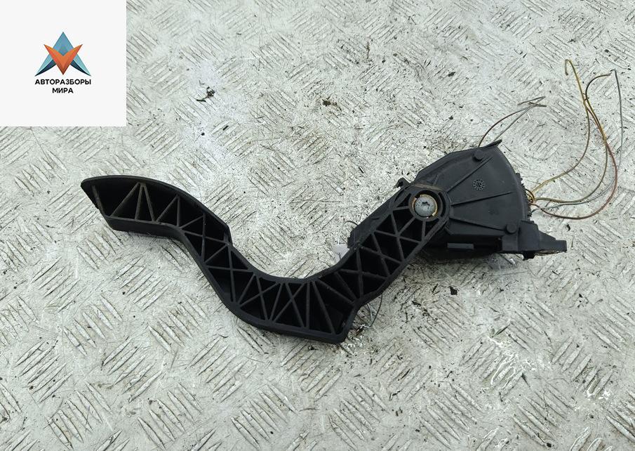 педаль Audi A6 4B/C5 1999, 2.4 л., бензин, АКПП, зелёный, седан, 8D1723523A - фото №1