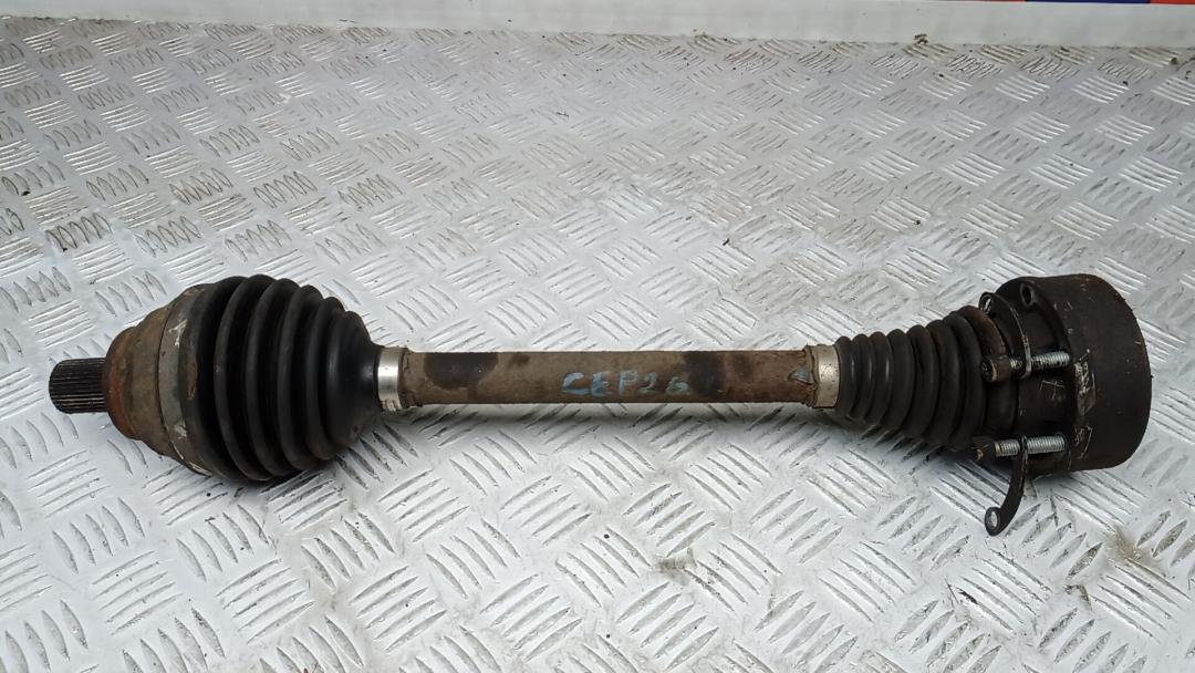полуось передняя левая (приводной вал, ШРУС) Volkswagen Golf 7 поколение 2013, 1.6 л., дизель, МКПП, хетчбэк 5 дв. - фото №1
