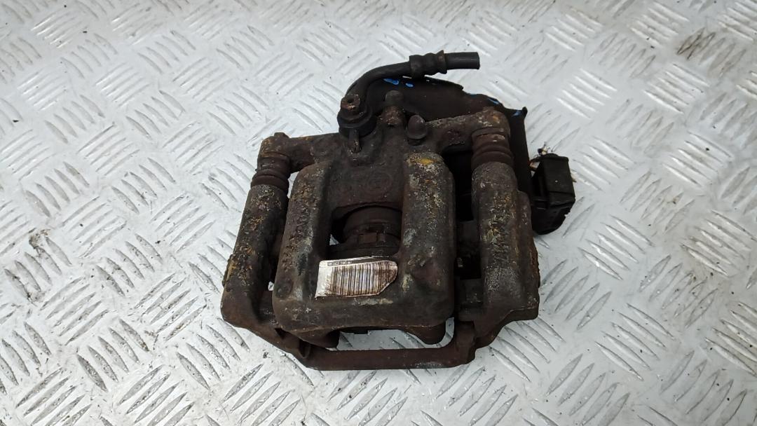 суппорт задний левый Peugeot 308 T9 2014, 1.6 л., дизель, МКПП, хетчбэк 5 дв. - фото №1