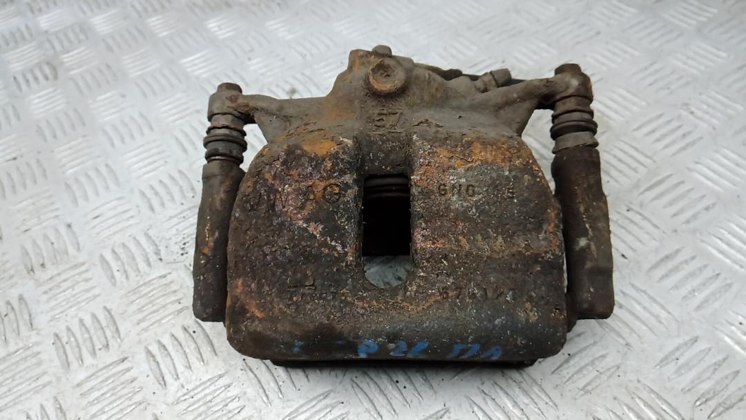 суппорт передний левый Volkswagen Golf 7 поколение 2013, 1.6 л., дизель, МКПП, хетчбэк 5 дв. - фото №1