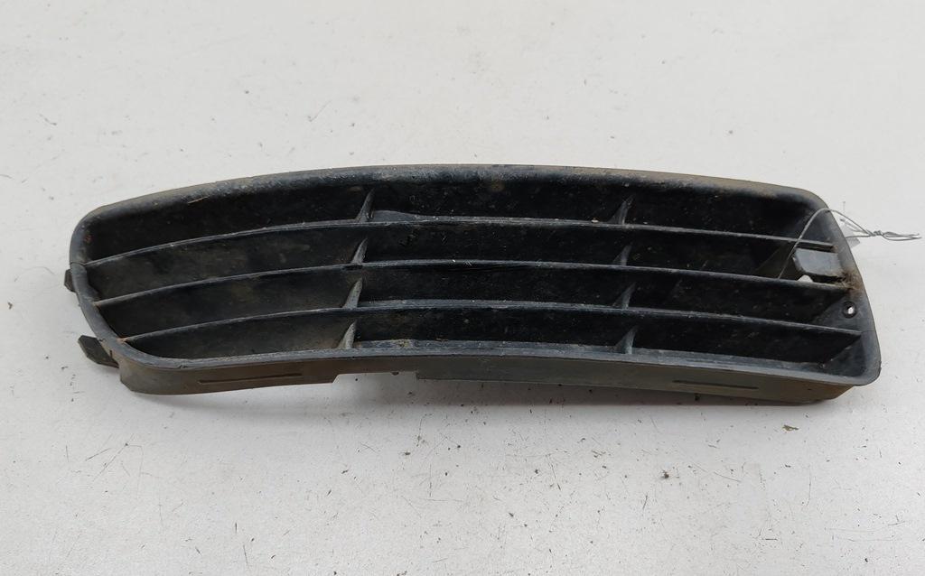 заглушка (решетка) в бампер Audi A4 B5 1997, 2.6 л., бензин, МКПП, красный, седан, 8D0807346