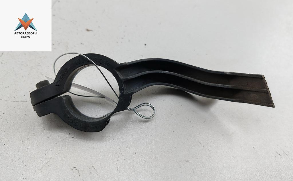 кронштейн (крепление) Audi A6 4B/C5 1999, 2.4 л., бензин, АКПП, зелёный, седан, 4B0807721 - фото №1