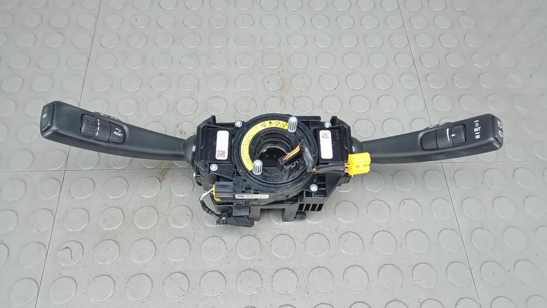 переключатель подрулевой Volvo V40 2 поколение 2013, 1.6 л., дизель, МКПП, хетчбэк 5 дв. - фото №1