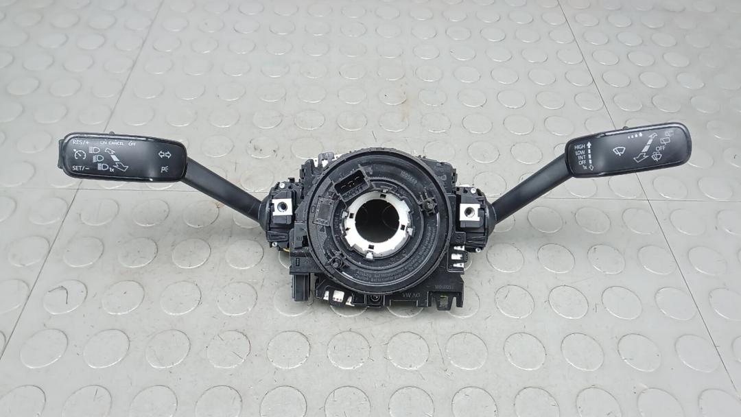 переключатель подрулевой Skoda Octavia 3 поколение (A7) 2013, 1.6 л., дизель, АКПП, универсал, 5Q0953549A, 5Q0953513R, 5Q0953507AJ - фото №1