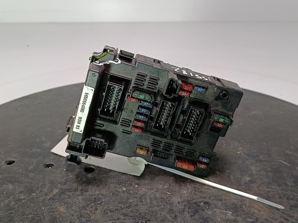 блок предохранителей Peugeot 307 1 поколение 2003, цвет, 9650664080 - фото №1