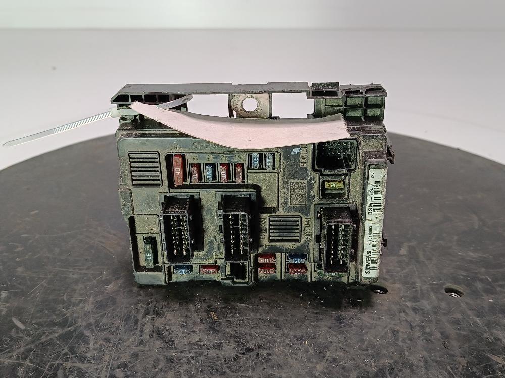 блок предохранителей Peugeot 307 1 поколение 2003, цвет, 9643498880 - фото №1