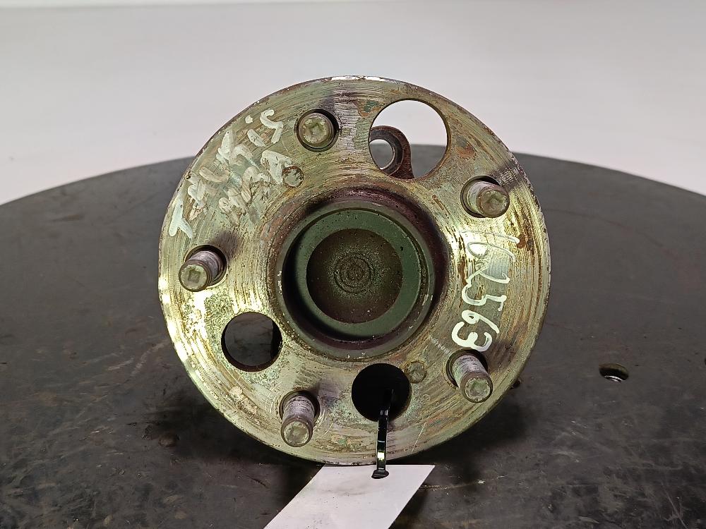 ступица задняя левая Toyota Auris 1 поколение 2007, цвет - фото №1