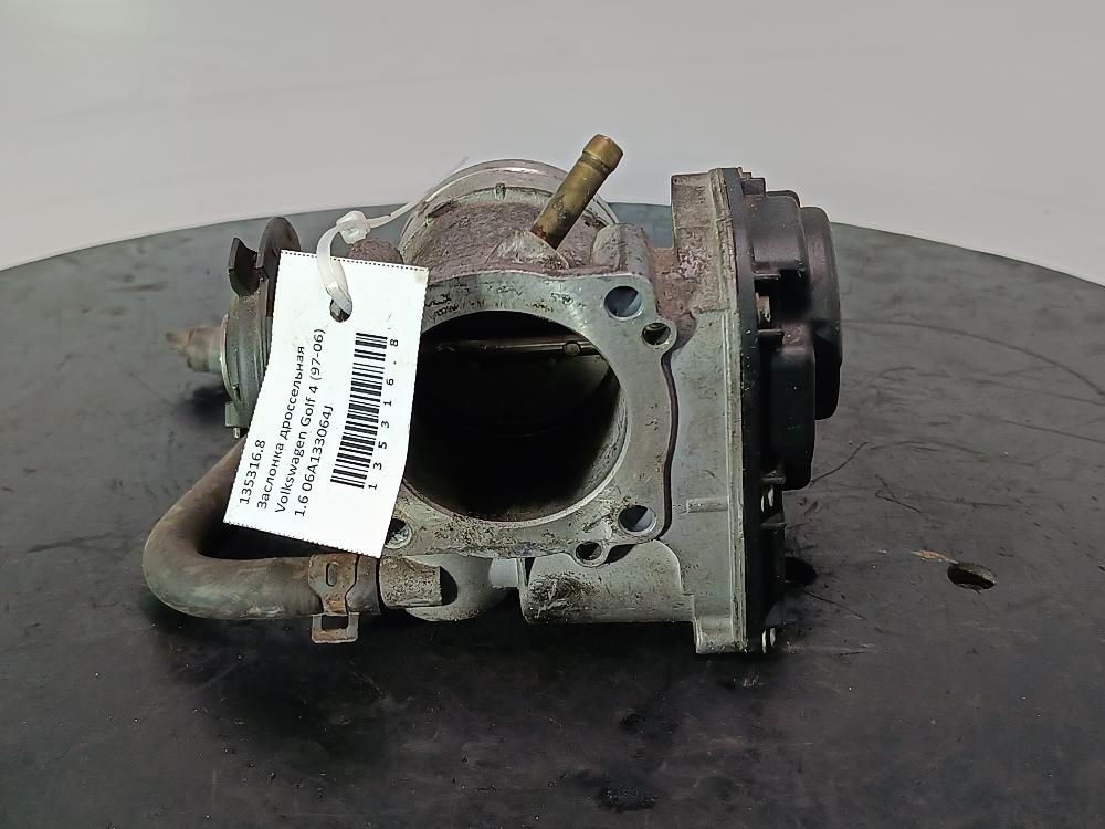 заслонка дроссельная Volkswagen Golf 4 поколение 2001, Бензин 1.6, цвет, 06A133064J - фото №1