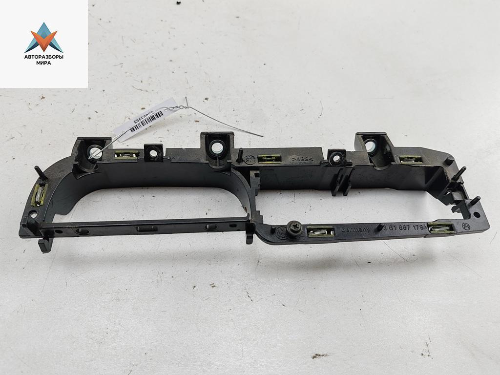 ручка внутренняя передняя левая Volkswagen Passat B5 1997, 1.6 л., бензин, МКПП, зелёный, седан, 3B1867179 - фото №1