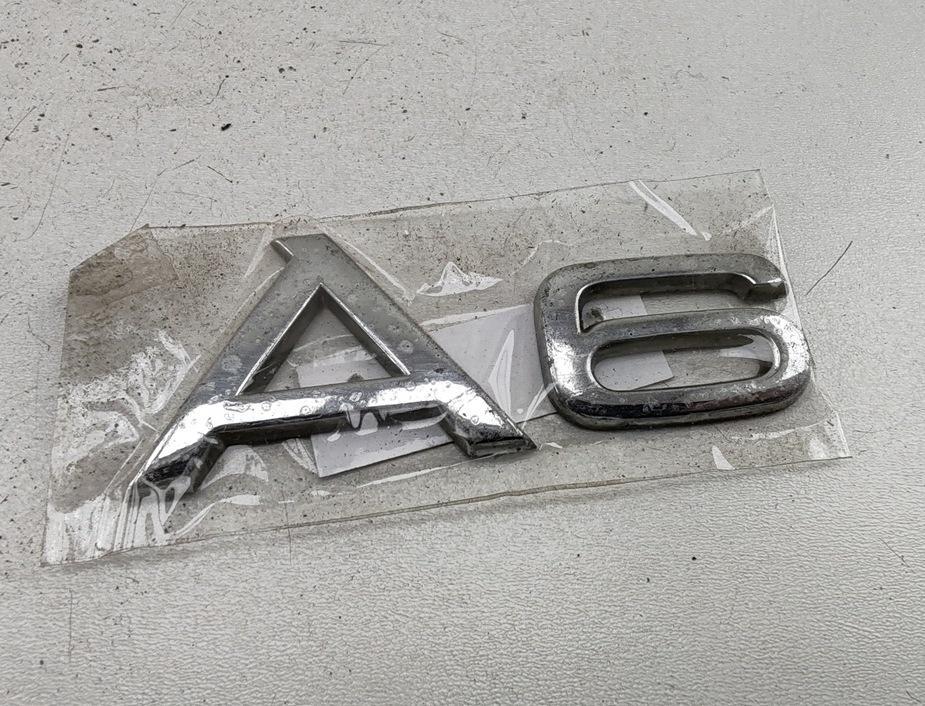 эмблема Audi A6 C5 2002, 2.5 л., дизель, АКПП, синий, универсал, 4D0853741, 4A9853741B