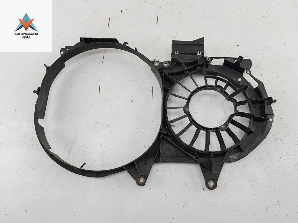 диффузор вентилятора Audi A4 B6 2001, 2.5 л., дизель, МКПП, чёрный, универсал, 8E0121205B - фото №1