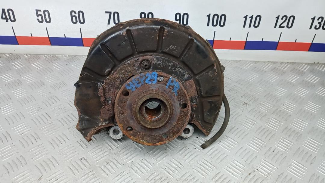 ступица передняя правая Volkswagen Passat B7 2011, 1.6 л., дизель, МКПП, седан - фото №1