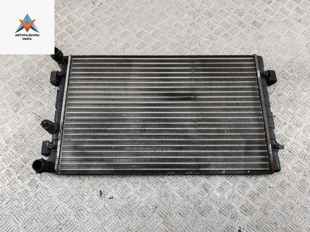 радиатор охлаждения Volkswagen Bora 1 поколение 1999, 1.6 л., бензин, МКПП, серый, седан, 8MK376888 - фото №1