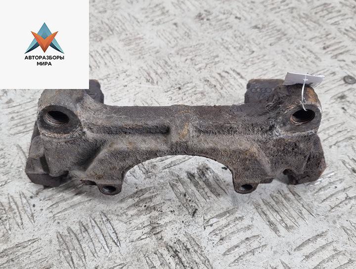 скоба суппорта Volkswagen Passat B6 2008, 1.4 л., бензин, МКПП, чёрный, универсал - фото №1