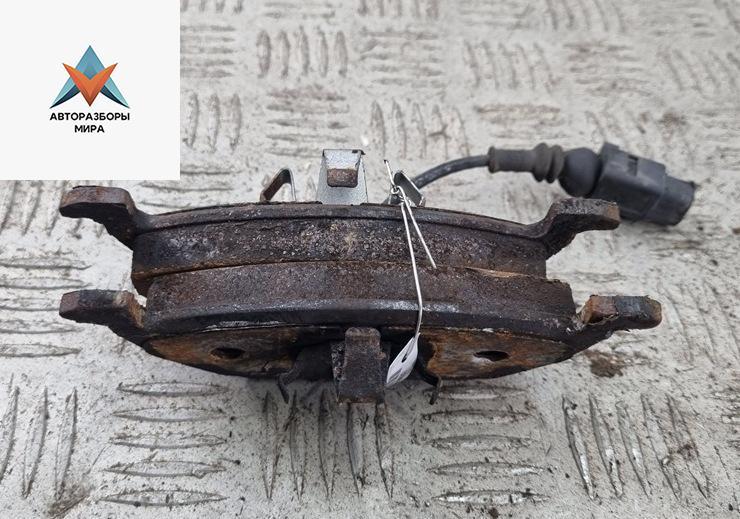 Колодки тормозные передние Volkswagen Golf 5 поколение 2005, 1.6 л., бензин, МКПП, красный, хетчбэк 5 дв. - фото №1