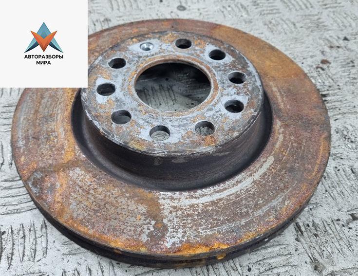 диск тормозной передний Volkswagen Golf 5 поколение 2005, 1.6 л., бензин, МКПП, красный, хетчбэк 5 дв. - фото №1