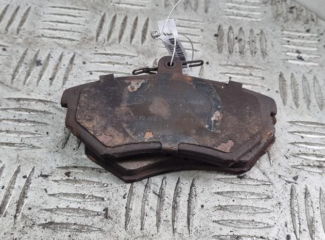 Колодки тормозные передние Volkswagen Passat B3 1991, 1.8 л., бензин, МКПП, зелёный, универсал - фото №1