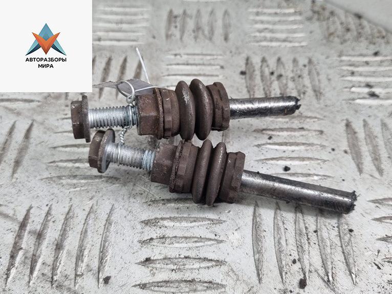 болт колесный Volkswagen Caddy 3 поколение 2007, 1.4 л., бензин, МКПП, красный, фургон - фото №1