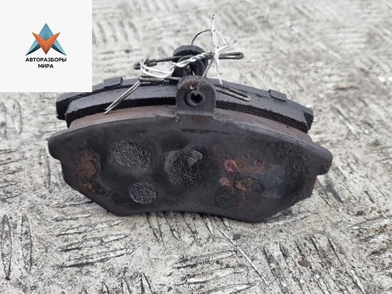 Колодки тормозные передние Volkswagen Passat B3 1991, 1.8 л., бензин, МКПП, зелёный, универсал - фото №1