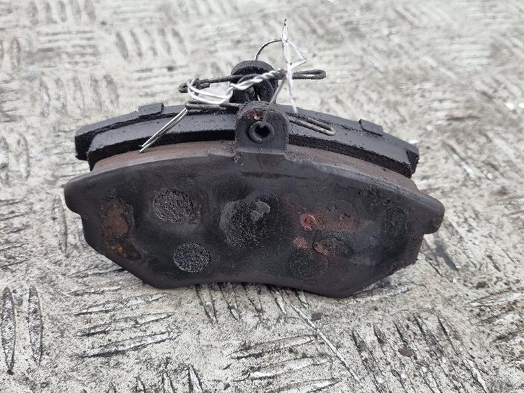 Колодки тормозные передние Volkswagen Passat B3 1991, 1.8 л., бензин, МКПП, зелёный, универсал - фото №1