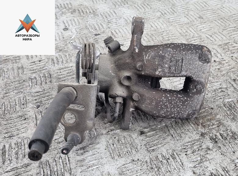 суппорт задний левый Volkswagen Caddy 3 поколение 2007, 1.4 л., бензин, МКПП, красный, фургон - фото №1