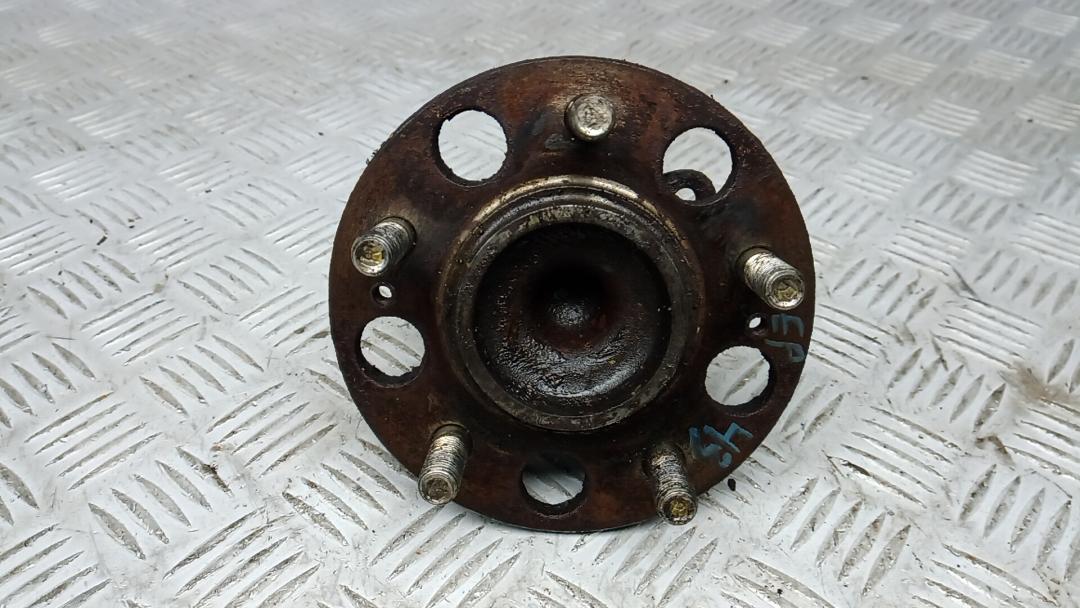 ступица задняя левая Kia Ceed 2 поколение 2013, 1.6 л., дизель, МКПП, хетчбэк 5 дв. - фото №1