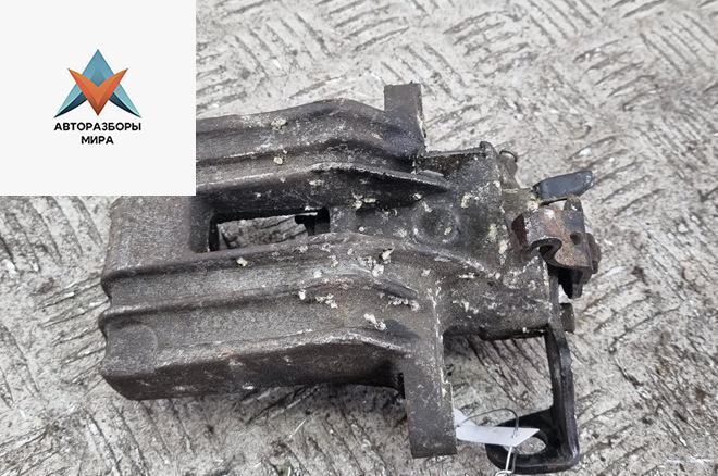 суппорт задний левый Volkswagen Golf 4 поколение 1999, 1.6 л., бензин, МКПП, чёрный, хетчбэк 3 дв. - фото №1