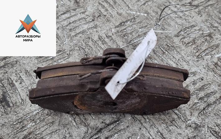 Колодки тормозные передние Volkswagen Passat B4 1996, 2.0 л., бензин, АКПП, серый, универсал - фото №1