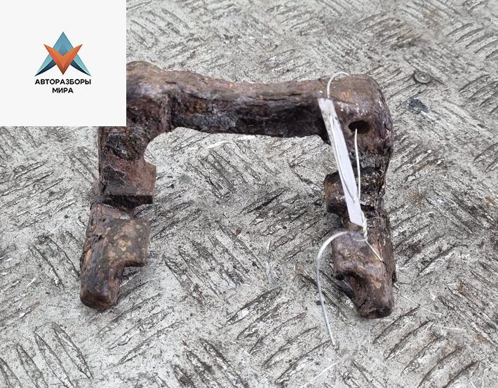 скоба суппорта Volkswagen Golf 4 поколение 2000, 1.4 л., бензин, МКПП, синий, хетчбэк 5 дв. - фото №1