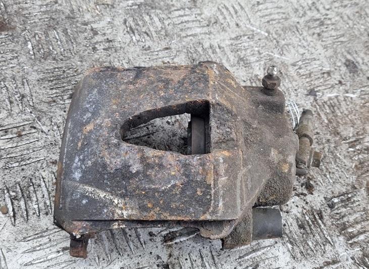 суппорт передний правый Volkswagen Bora 2004, 2.0 л., бензин, МКПП, чёрный, седан