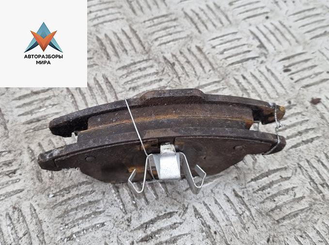 Колодки тормозные передние Volkswagen Touran 1 поколение 2005, 1.6 л., бензин, МКПП, зелёный, минивэн - фото №1