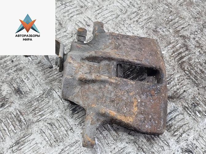 суппорт передний левый Volkswagen Passat B4 1994, 2.0 л., бензин, МКПП, красный, седан - фото №1