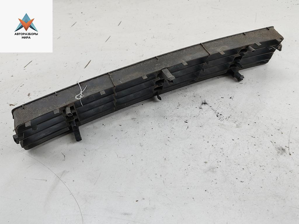 заглушка (решетка) в бампер Audi A6 4B/C5 1998, 2.4 л., бензин, МКПП, серый, седан, 4B0807683F - фото №1