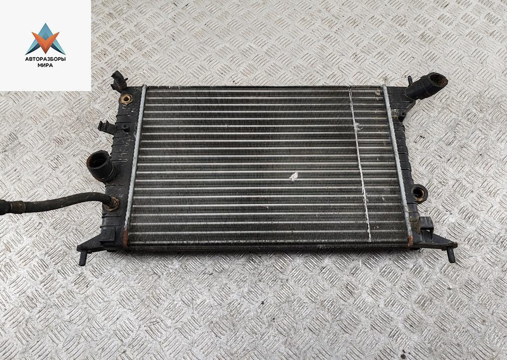 радиатор охлаждения Opel Vectra B 1995, 1.8 л., бензин, АКПП, жёлтый, седан - фото №1