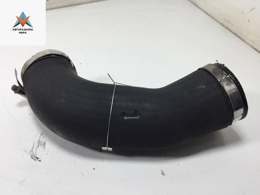 патрубок интеркулера Volkswagen Crafter 1 поколение 2007, 2.5 л., дизель, МКПП, белый, микроавтобус - фото №1