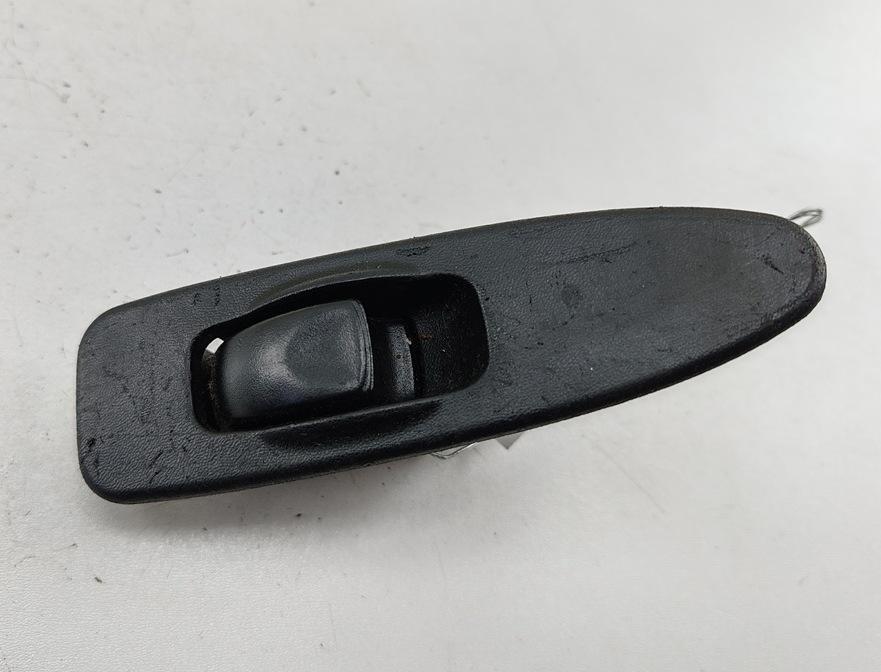 кнопка стеклоподъемника заднего левого Mitsubishi Carisma 2001, 1.6 л., бензин, МКПП, серый, хетчбэк 5 дв., MR792851