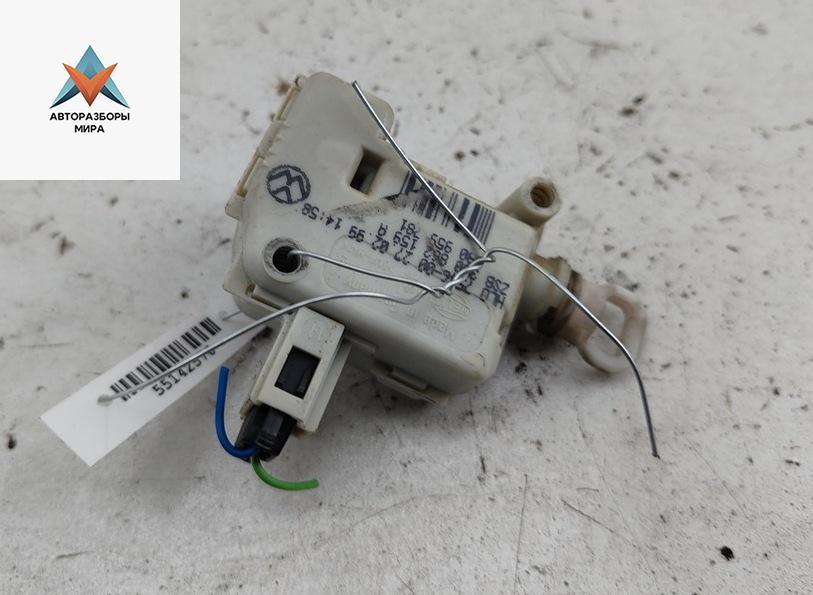 активатор замка багажника Volkswagen Passat B5 1999, 1.6 л., бензин, МКПП, синий, универсал, 3B0862159A - фото №1