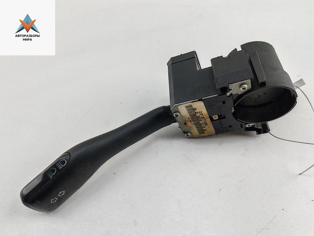 переключатель поворотов Volkswagen Bora 1 поколение 1999, 1.6 л., бензин, МКПП, серый, седан, 8L0953513G - фото №1