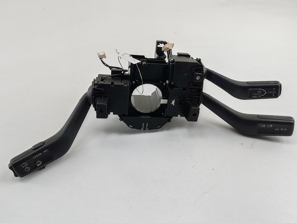 переключатель подрулевой Volkswagen Passat B6 2005, 1.6 л., бензин, МКПП, серый, универсал, 3C9953513C - фото №1