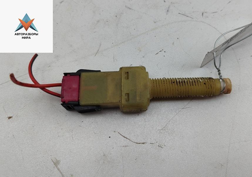 Датчик (включатель) стоп-сигнала Volkswagen Passat B5 1998, 1.8 л., бензин, МКПП, зелёный, универсал, 4A0945515 - фото №1